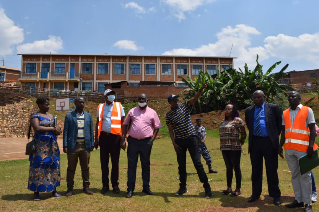 MilteBurundi's tweet photo. Ce 20/9/2021, Le Ministre @Deogratias @Miels en compagnie des cadres du Cabinet et @OBUHA, a fait une descente @MwaroProv, sur le site abritant l'Université de Mwaro pr vérifier avec l'administration en présence des représentants de l'Université, si ce terrain n'est pas litigieux https://t.co/mz10k32zgU