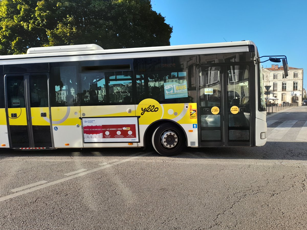 CPAM_17's tweet photo. Depuis le 06/09 la @CPAM_17 habille les bus de #LaRochelle #Yélo et de #Rochefort #Rbus avec la campagne de promotion du programme M'T dents : les RDV chez le dentiste offerts par l'Assurance Maladie aux enfants et aux jeunes de 3 à 24 ans. https://t.co/bpAvfSBncf