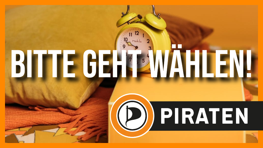 Bildhintergrund: In den hauptsächlichen Farben orange-gelb gehalten liegen auf dem Boden Kissen, ein Schal, ein kleiner Kasten und darauf ein Wecker. Bildtext: Bitte geht wählen! Piraten.