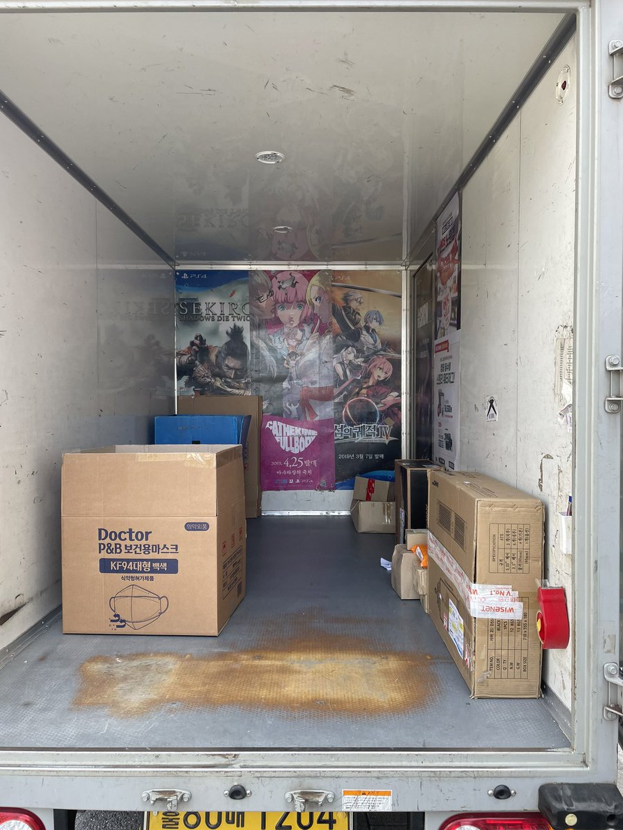 crawling_nyarly's tweet image. I feel like this truck was made with the intention of luring me in.