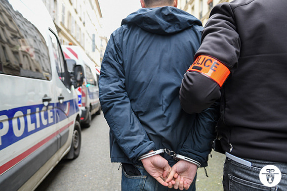 Préfecture de Police on X: Hier soir à #Aubervilliers, un homme prend la  fuite à la vue des 👮‍♀️👮‍♂️, se débarrassant d'un téléphone. Son contrôle  révèle alors un brassard POLICE et une