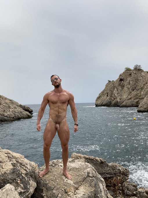 Another picture from vacation😈
If you think that I was just getting naked all over the Mallorca island