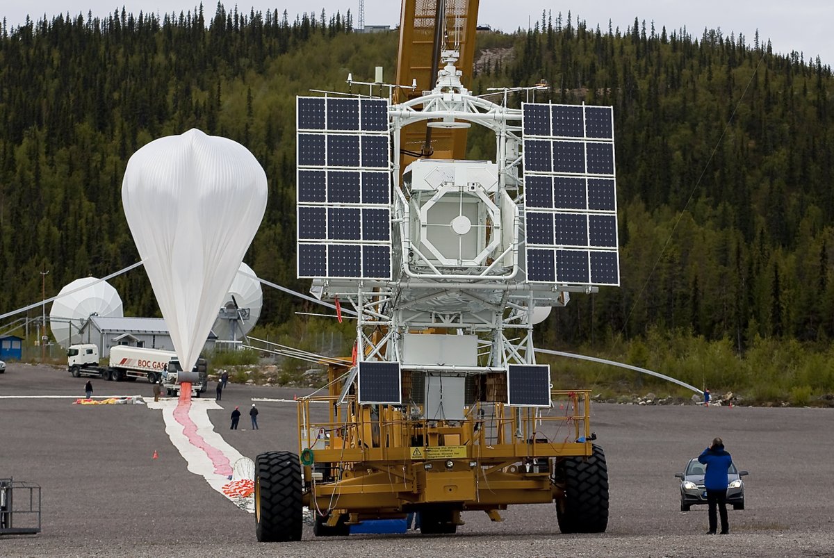 estsolarnet's tweet image. 🌅SUNRISE III is nearly here!

In June 2022, it will fly above the arctic circle to gather data on the magnetic field in the Sun's lower atmosphere. 

Excitingly, you can join the mission through SOLARNET!! 🤩 We've released a call for science proposals: solarnet-project.eu/SUNRISE-3-Call…