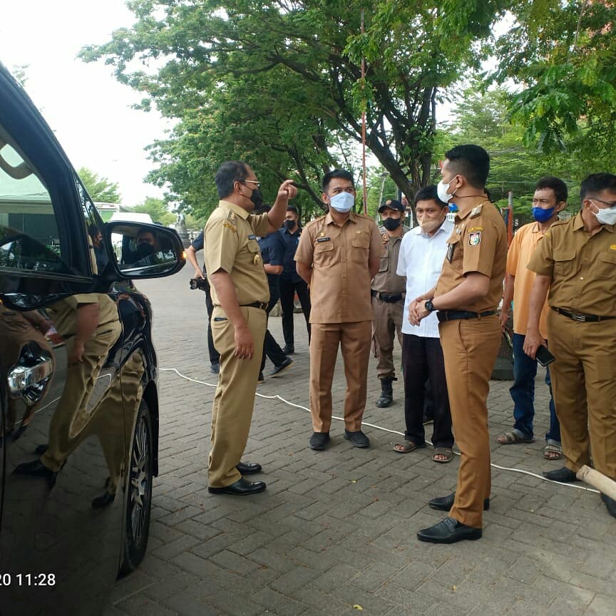 KelurahanLosari. News
Senin (20/09/2021)BPK. Camat Ujung Pandang bersama Bpk. Lurah Losari Syahrial Syamsuri, S.Ip, M.M  Mendampingi Bapak Walikota Makassar Danny Pomanto Meninjau Kontainer Maksssar Recover Yang Ada Di Kelurahan Anjungan Pantai Losari.Kontainer Makassar Recover
