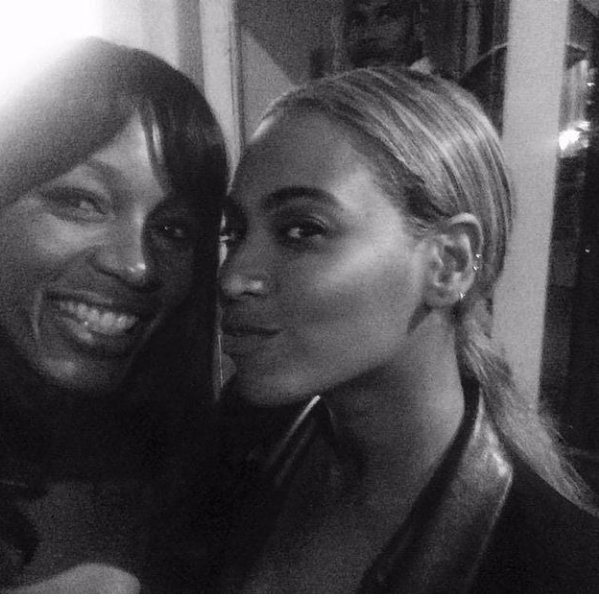 RT @BeyonceDestChld: The selfies Beyonce takes with other ppl tho... https://t.co/MztRTNvA1M