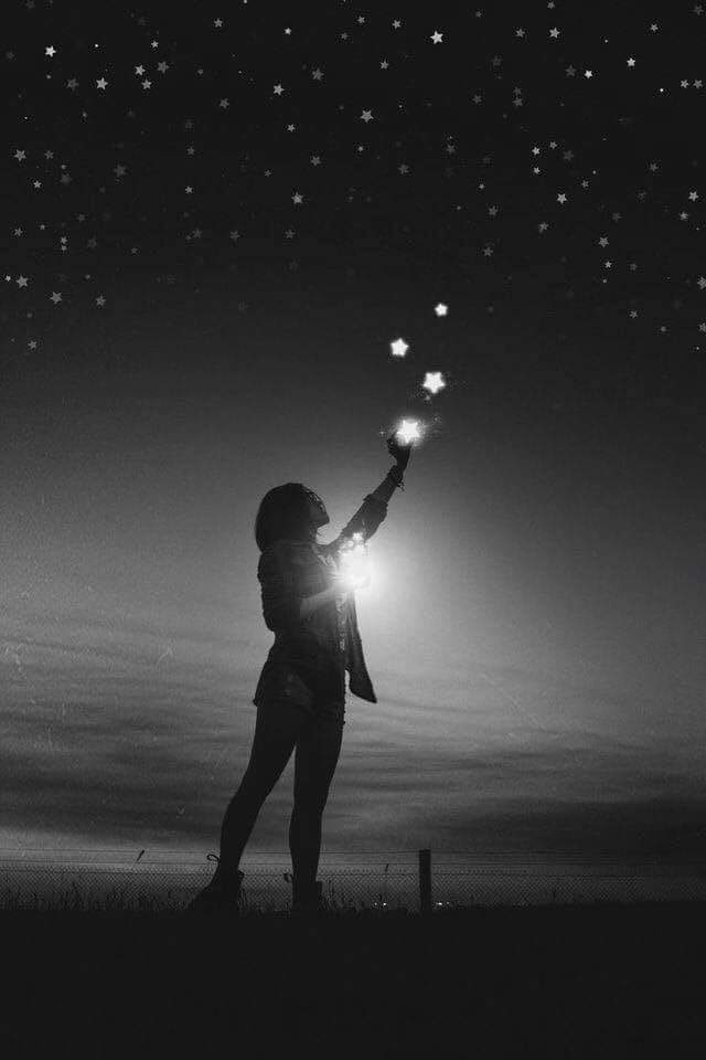 Она сорвала звезду чтобы осветить путь. Тянется к звездам. Путеводная звезда с человеком. Звезда с неба. Человек на лунной дорожке.