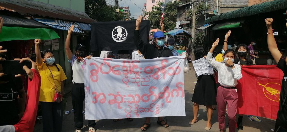 IrrawaddyNews's tweet photo. Young activists staged a flash mob protest against the military regime Tuesday morning in Yangon despite a heavy presence of junta forces in the city. 

(Photo: CJ) 
#WhatsHappeningInMyanmar https://t.co/ffqEsifOPO