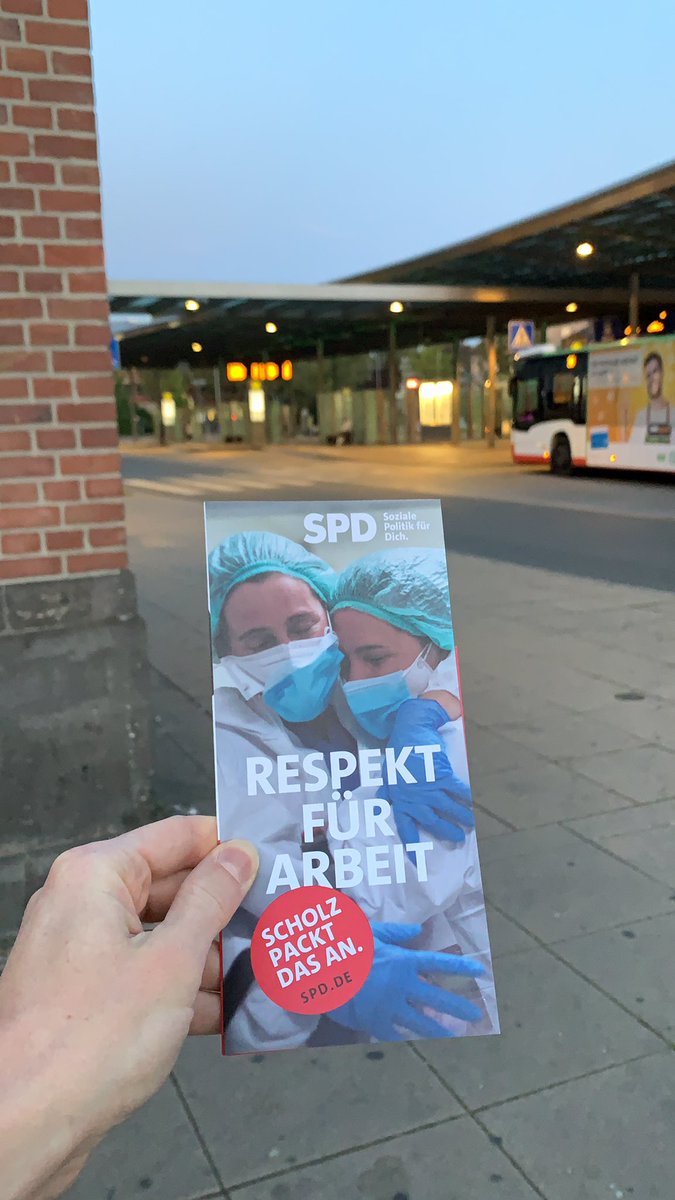 jusosherne's tweet photo. Der frühe Vogel … 😜 Morgendliche Verteilaktion zusammen mit der AfA Herne am Bahnhof Herne.
#wahlkampf
@Mi_Muentefering https://t.co/Xyk0Q8j4wY