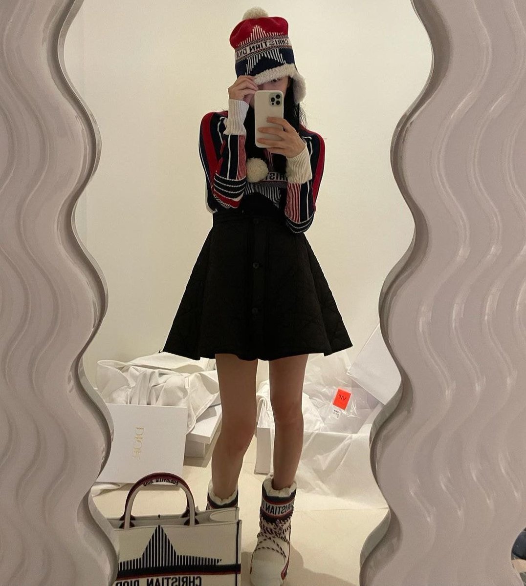 suzycontents's tweet photo. [TRANS/Comments] 210920 theqoo HOT category: "The Price of Furnitures That Appeared on Suzy's Instagram"

*85,000+ views and 430+ comments

🔗https://t.co/4HsCwxb2RN

#SUZY #BAESUZY #수지 https://t.co/bt9ZmKGLEe