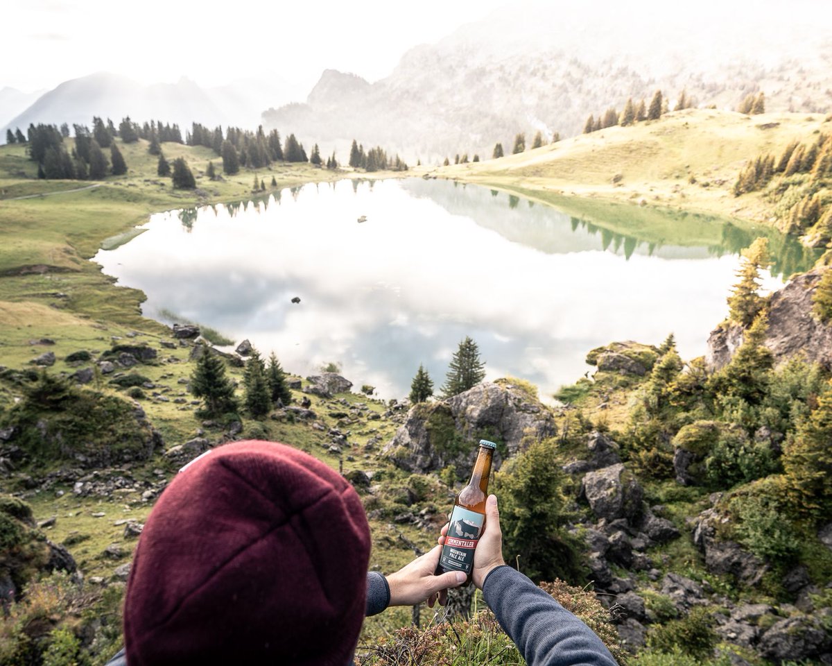 SimmentalerB's tweet photo. ⛰️+🍺= Grossartiger Start in den Tag. Und bei dir so? Wer weiss welcher See das ist?

#beer #mountains #alp #simmental #lenksimmental #simmentalerbier #berneroberland #lake #sunrise #pictureoftheday #photography https://t.co/uAmRY9CFPV