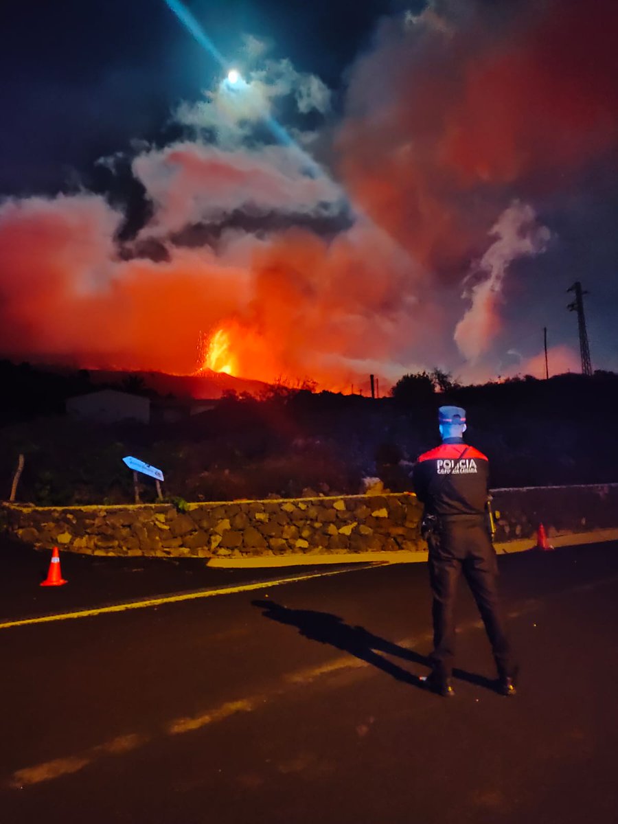 CGPCanaria's tweet photo. Efectivos del @CGPCanaria continúan, desde el domingo, colaborando en #LaPalma para garantizar la #SeguridadCiudadana y apoyar en las necesidades que se van detectando con motivo de #ErupciónLaPalma https://t.co/zcDON67fX6