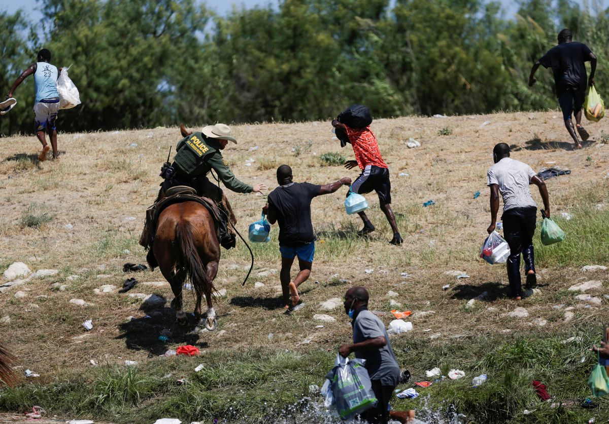 fakhrifadzli's tweet photo. Pengawal sempadan US menghalau &amp; menyebat dengan cemeti pelarian Haiti yang berjalan ratusan kilometer untuk mencari perlindungan. Dalam kelaparan &amp; keletihan. Sebelum @JoeBiden &amp; pentadbirannya sibuk dengan hak asasi manusia di negara lain mereka patut tengok di negara mereka. https://t.co/3Wa8j1xfmS