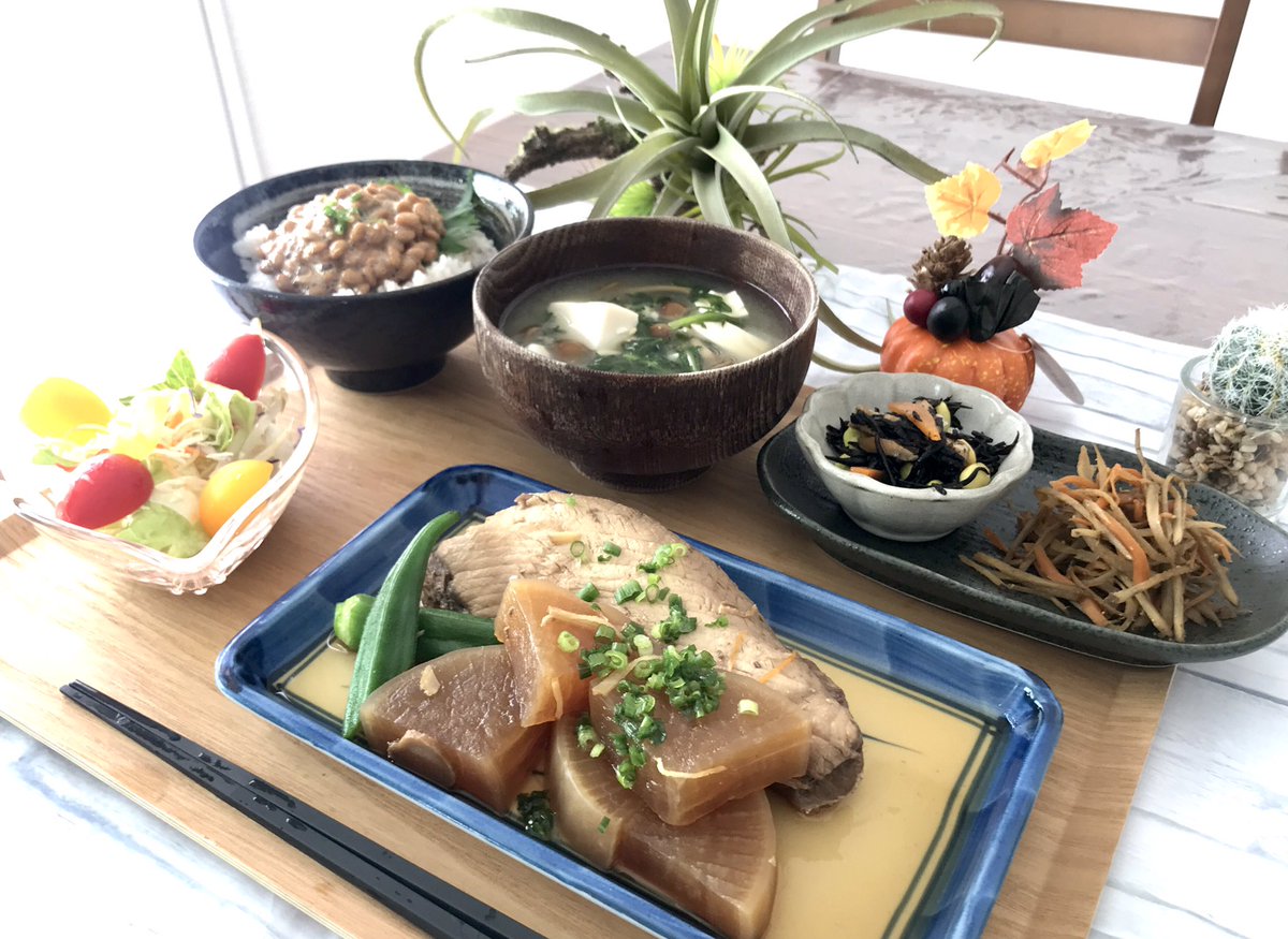 nyaota's tweet photo. 次男の朝食

ぶり大根
納豆ご飯
春菊の味噌汁
きんぴらとひじき煮

The和食！
文句も言わずに完食してくれます😊
#自炊 #自炊記録  #朝食 #夜ご飯 #お弁当記録 #お弁当 #おうちご飯 #料理好きな人と繋がりたい #LIVE812 #料理好きと繋がりたい #料理 #料理初心者 #料理好き  #驚きと感動リレー0922 https://t.co/8HSuqqGzIO