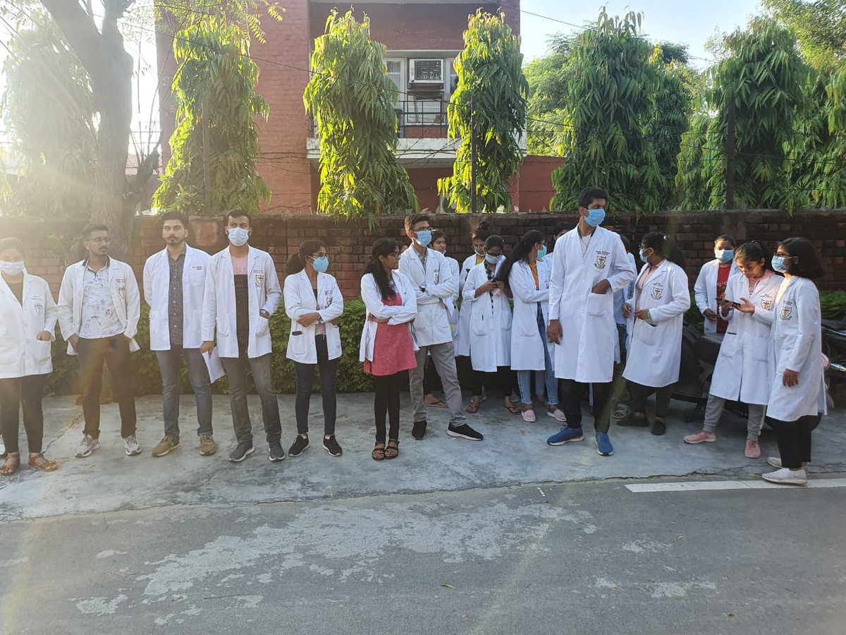 MedicosUnited's tweet photo. #bpsgmc_harassment BPSGMC(W),Sonepat, Haryana administration must take action against Associate 
Professor-"Dr. Sumit Kumar" 
#terminate_sumitkumar https://t.co/EMv7UkIped