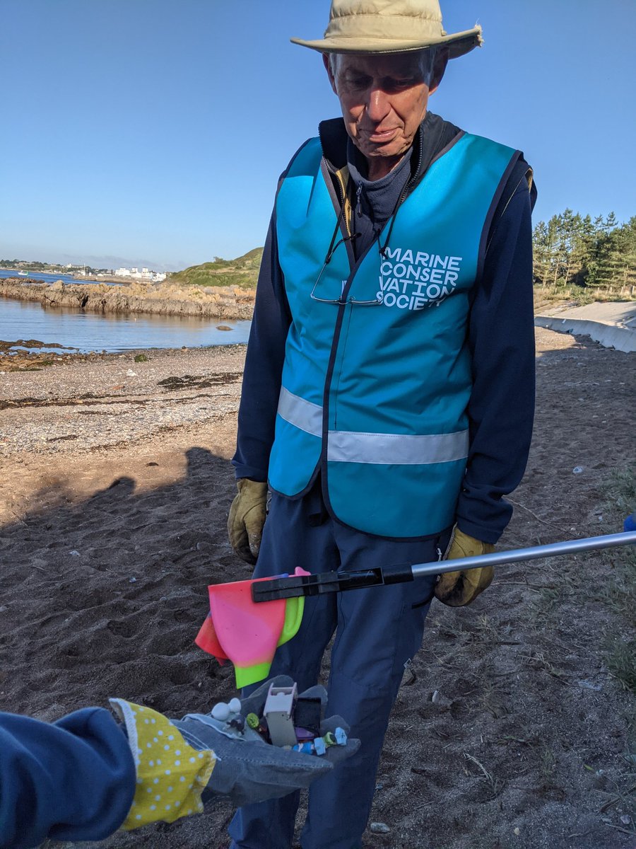 SeaChampsSW's tweet photo. Sea cadets on our @mcsuk &amp; @TheIslandTrust #GreatBritishBeachClean discovered treasure! 🪙
A set of Disney toys, rainbow swim-cap, frisbee, loads of tea bags + the usual cig butts n fishing debris. And afterwards they sailed off into the sun! 🌞🌞
Thanks @JohnMewstone 4a GR8 day! https://t.co/83v2YlxhFS