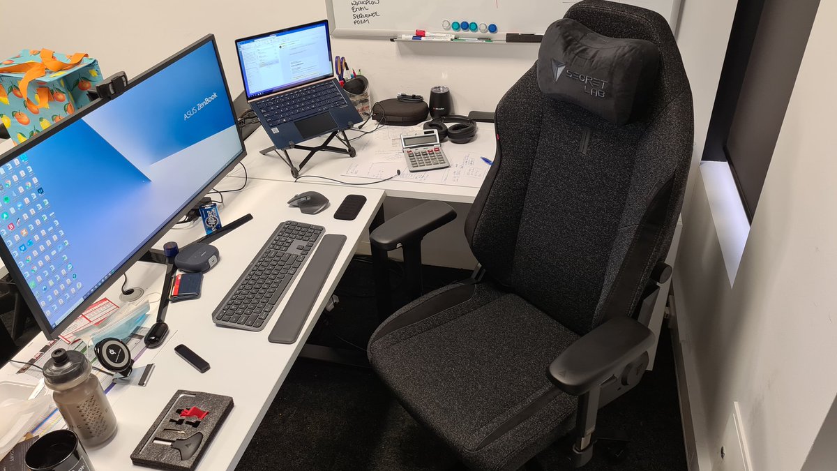 marcelberger's tweet photo. All set up with my new #secretlab chair, feels great. https://t.co/W7QJOp9iIV