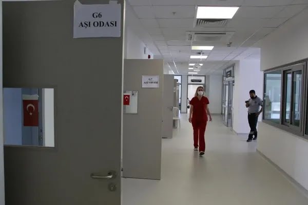 journealist's tweet photo. Sağlık Bakanlığı koronavirüs rehberini güncelledi. En az iki doz aşısını yaptırmış veya son 6 ay içerisinde koronavirüs geçirmiş kişilerin HES kodu, pozitif biriyle temas ettiğinde riskli görünmeyecek.
#medicaljournealism #HES #aşı #BionTech https://t.co/F2RtUb36v2
