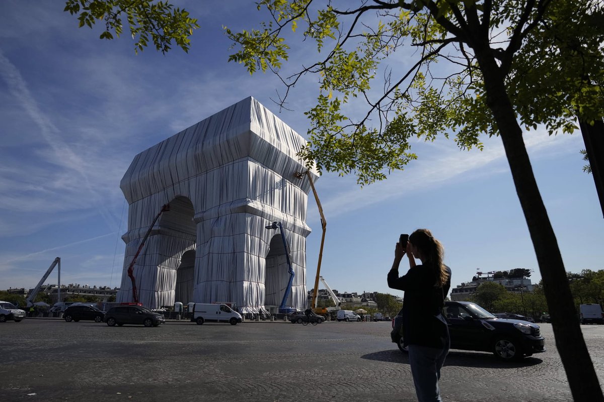 En hommage à l'oeuvre de #Christo, visible depuis ce week-end à l'Arc de Triomphe à Paris, l'agence Plan Net a décidé d'emballer l'ensemble de ses serveurs.