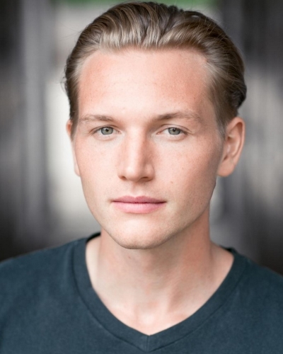 AshrowTM's tweet photo. Our lovely JAMES MCDOWALL has flown over to Norway this week to perform in #MyFirstPlay again! Have the best time James xx💜 #actor #fun #travel #Agent #actorslife #RoseBrufordGrad 🦊🤩🔥😍 https://t.co/UqxzWZGdSf