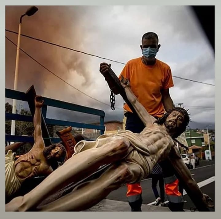 elllamadorcsr's tweet photo. Templos desalojados. Las consecuencias de la erupción del volcán de La Palma. Foto: El Mundo https://t.co/LVr9IXupjN