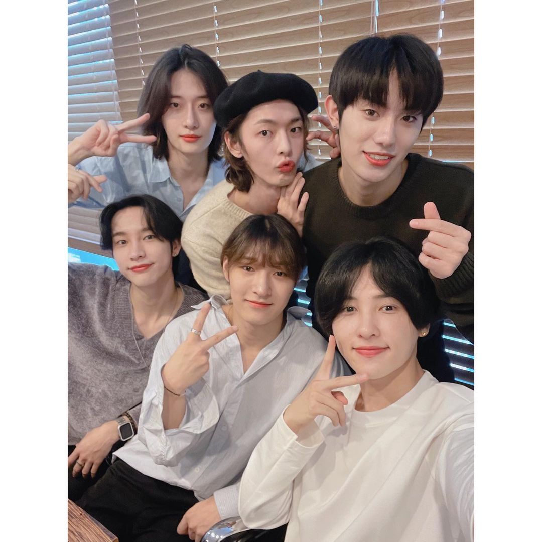 20/09/2021
—Con motivo de las fiestas que estarían celebrando en su país natal el grupo se había reunido en la oficina para una sorpresa a sus admiradores y después de ello se toman una foto grupal que publican en sus redes.—