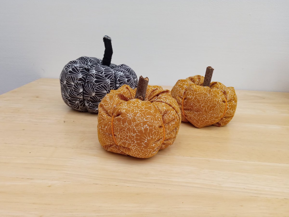 I've been crafting! Fabric pumpkins.... Easy to make and a really satisfying project 🎃