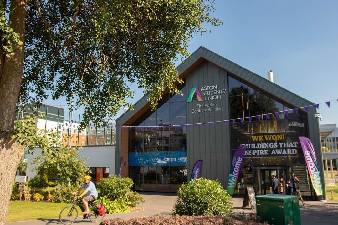 AstonUniversity's tweet image. 🕐  Make sure you come along to @aston_union today between 11:00am and 3:00pm for the Aston Information Fair and find out more about the services provided for you on campus. Hint: lots of freebies up for grabs! #WelcomeWeek #TeamAston