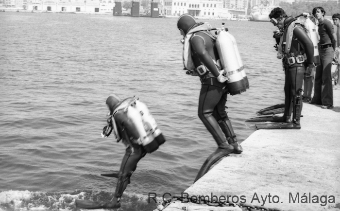 encierrobombmlg's tweet photo. En blanco y negro el Grupo de Rescate Subacuático de Bomberos del @malaga. En color, el de #Granada.

Por razones que nadie alcanza a comprender, el alcalde del Ayuntamiento de Málaga @pacodelatorrep lo ELIMINÓ.

Igual es que no sabe que también podríamos rescatar a turistas. https://t.co/RY6yOd2U8d