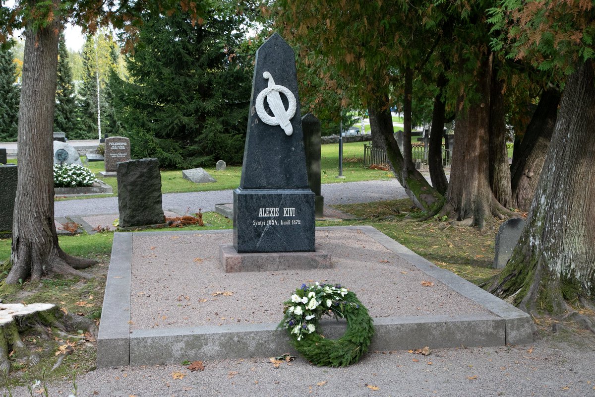 Tuusulan_srk's tweet photo. Aleksis Kiven hautamuistomerkki on entisöity uuteen loistoon! Kiitos @Kirjailijaliitt rahoituksesta ja osuuskunta Rotunda tarkasta työstä. Voit lukea kunnostustyöstä lisää verkkosivuiltamme. https://t.co/3aRUEoAWdz