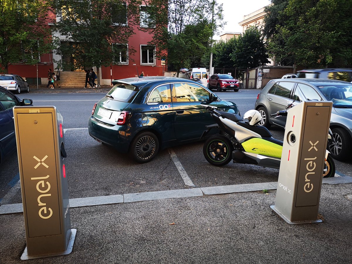 mauri80cc's tweet photo. @romamobilita bisogna educare e sensibilizzare anche il car sharing. #leasysgo e i loro utenti sono da multare . Già segnalato alla polizia locale e alla società. Le colonnine sono un bene prezioso per noi utenti elettrici e le norme del codice della strada vanno rispettate! https://t.co/Y0dtm3m9l4