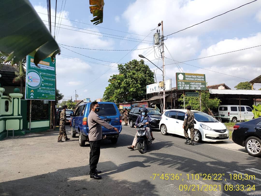 Anggota Polsek Depok Timur dan Bhabinkamtibmas Kalurahan Maguwoharjo melaksanakan pengamanan kegiatan vaksinasi dosis ke 2 untuk pelajar SMP bertempat di SMP Diponegoro di Sembego Maguwoharjo Depok Sleman.