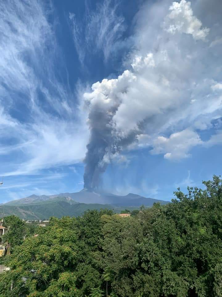 Etna now. Volcanoes are competitive 😂🌋