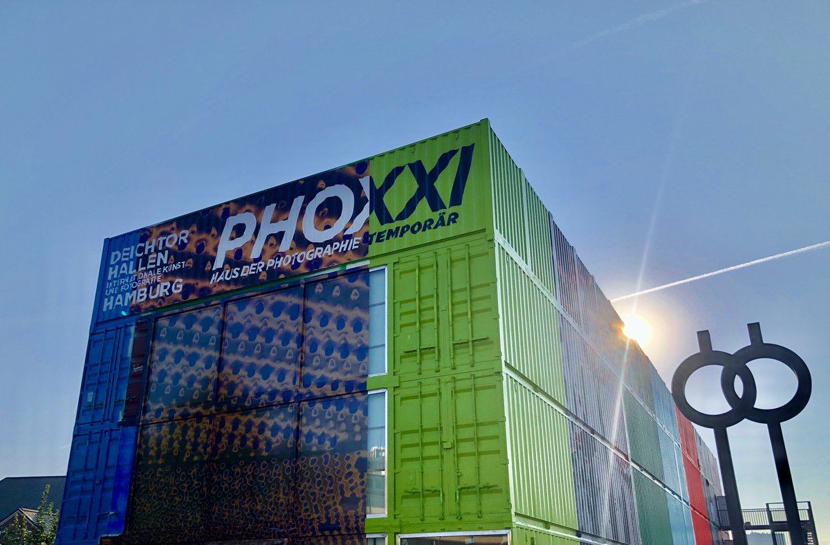 Deichtorhallen's tweet photo. In einer Woche eröffnet das #PHOXXI, das temporäre Haus der Photographie, mit Ausstellungen von #JackDavison, #OmerFast und #FridaOrupabo ➡️ https://t.co/DhPNlAUIpo https://t.co/rJM79rl9Wu