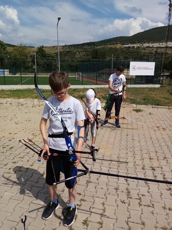 GSB_Bilecik's tweet photo. #GSBSporOkulları kapsamında okçuluk branşındaki çalışmalarımız devam ediyor.🙌

📍Merkez

Kış dönemi faaliyetlerine katılım ve detaylı bilgi için İl Müdürlüğümüze bekleriz.🤗 https://t.co/05uat4OVUl