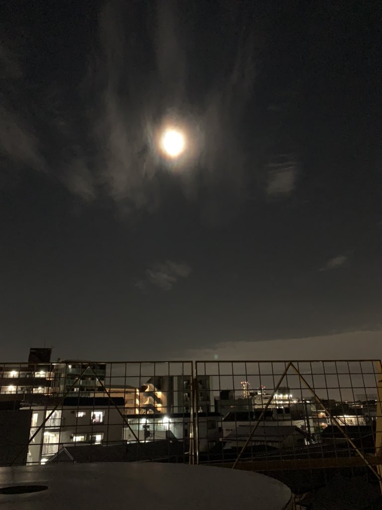 geekmtsm's tweet image. 中秋の名月と聞いて屋上から