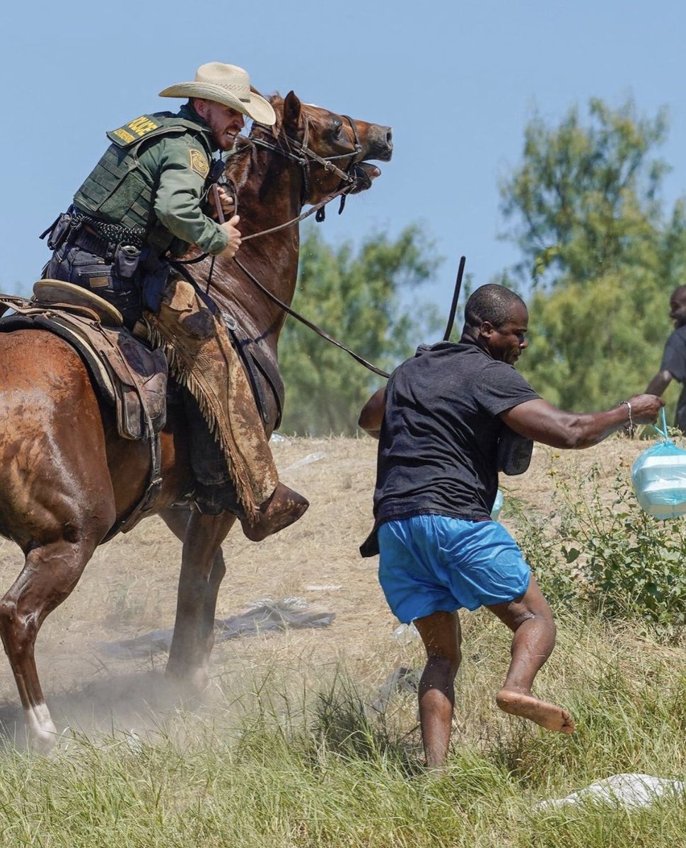 GrecoHerasme's tweet photo. Si esto lo hubiese hecho un militar dominicano en la frontera con Haití, la @ONU_es , y 45 mil organizaciones internacionales nos condenarían. Y claro, los progresistas de m. y la comunidad pusieran el hashtag #doncometodr.
Cómo fueron los gringos, es un anuncio Malboro. https://t.co/ay7gXwG8ZQ