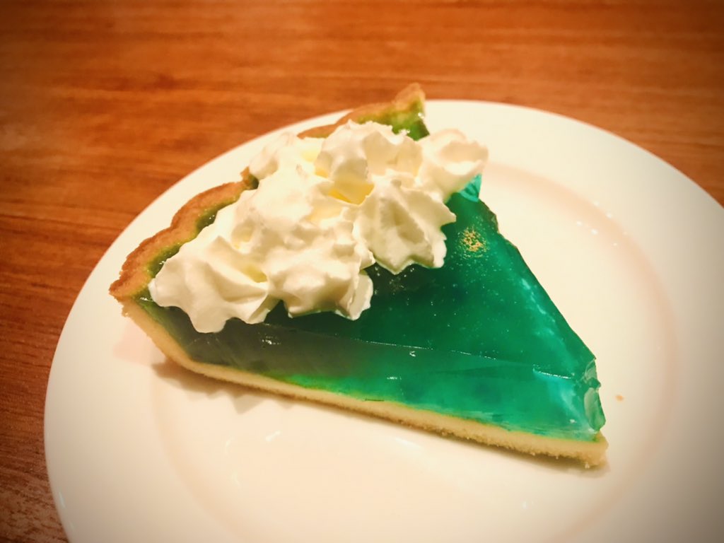Bar Willow S バー ウィローズ イベント限定フード紹介 イライザとジャイルズが食べていた キーライムパイ タルト生地に色鮮やかなエメラルドグリーンが映えるライムパイ 程よい酸味と生クリームでなかなかイケるお味です シェイプオブ Bar Willow S バー ウィローズ イベント限定フード紹介 イライザとジャイルズが食べていた キーライムパイ タルト生地に色鮮やかなエメラルドグリーンが映えるライムパイ 程よい酸味と生クリームでなかなかイケるお味です シェイプオブ