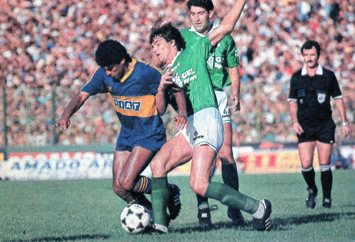 Rentera intenta llevarsela ante Turdó. Mira atentamente <a href="/HugoPericop5/">Hugo Perico Perez / Instagram @pericoperez5</a>. 

1992.

<a href="/LaFerropedia/">LaFerropedia</a>