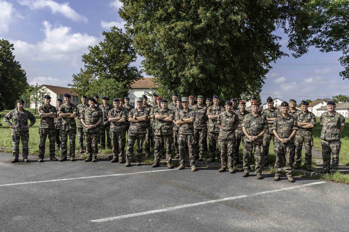 COM_ECIA's tweet image. Réunion de commandement, axée sur une prise de conscience: il faut édifier  son encadrement pour que ce dernier édifie correctement à son tour le jeune chef de guerre en devenir. #NosJeunesOps #PrepaOps