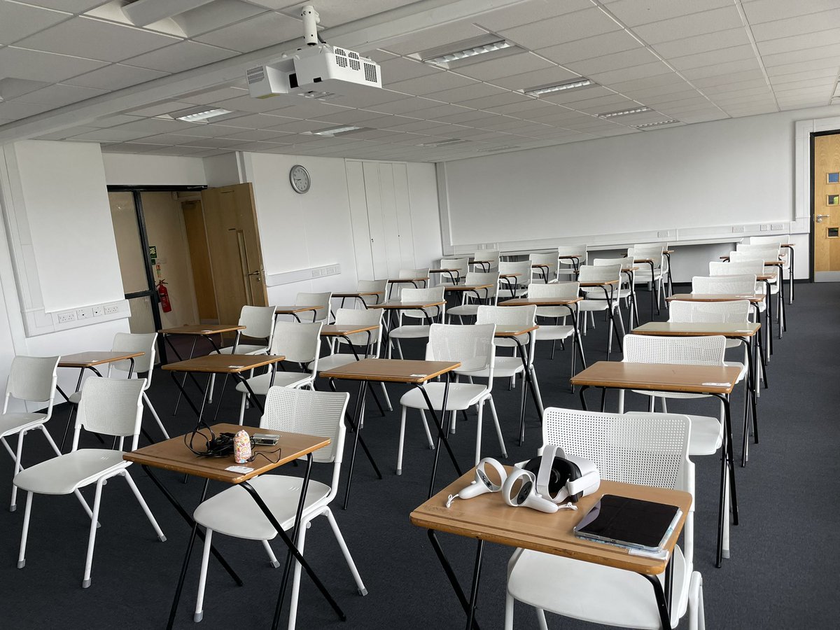 yunisooc's tweet photo. #BScBMIT & #BScDB programme induction today! No time to try our new #Oculus headset and #RaspberryPi retro game today - too many things to go through, but fantastic session and treasure hunt activity! Big thanks to my colleagues @mformarie @alexfenton @salfordbizsch ❤️ https://t.co/RsgwoCdRta
