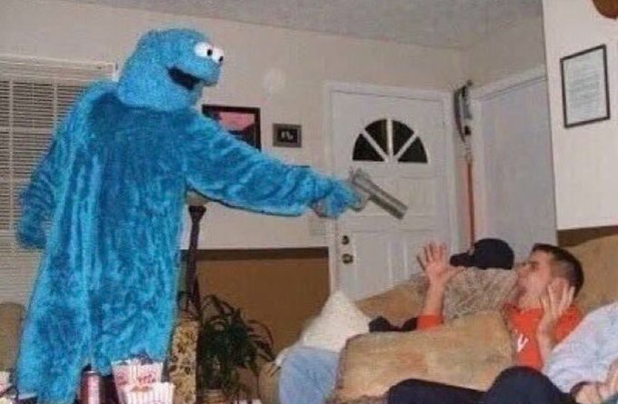 Angrichorni's tweet image. me forcing everyone to read a book i really like
#booktwt #BookTwitter