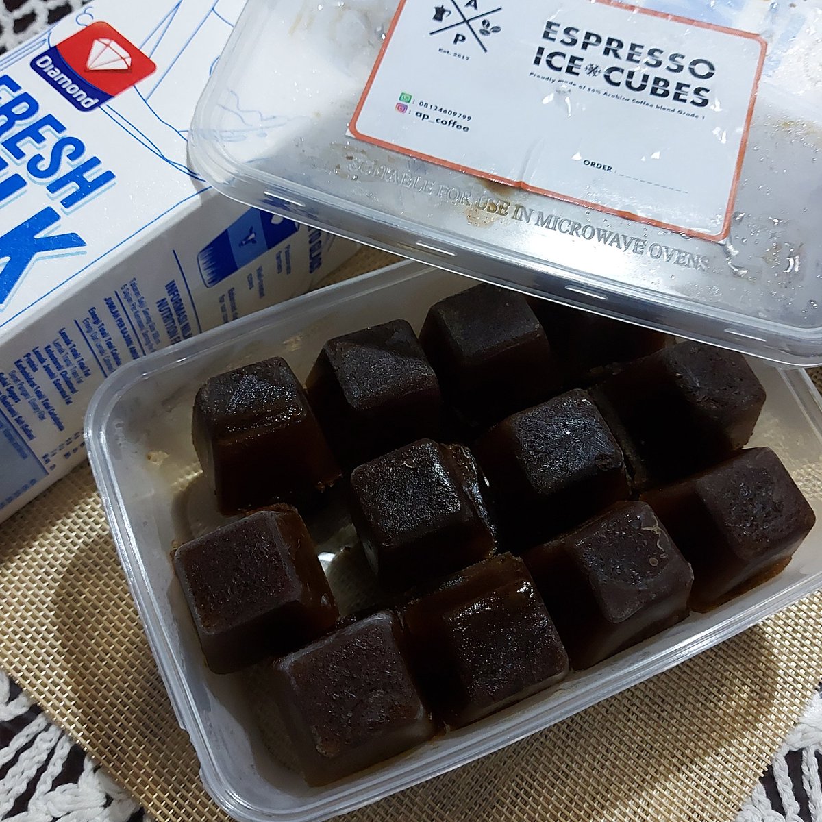 vonnycornellya_'s tweet image. #coffeecubes untuk pengiriman di Bogor dan sekitarnya 🥰
Segar banget kalau ditambah susu cair apalagi yang rasa kelapa 😗👌🏻

Langsung order ke @ap_coffee (instagram)
#CoffeeLovers