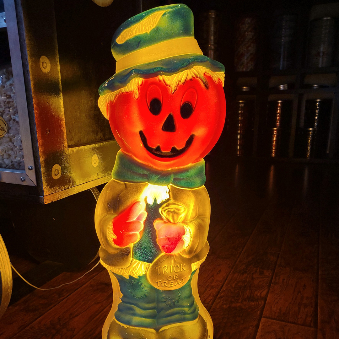 KernelsExpress's tweet image. It's looking like fall in our shop! Stop by to see the new decor and fall flavors we have on the shelves 🍂

 #gourmetpopcorn #popcorn #kernelspopcornexpress #caramelapples #caremelapple #fallflavors #falldessert #popcornshop #smallbusiness #shopsmallbusiness