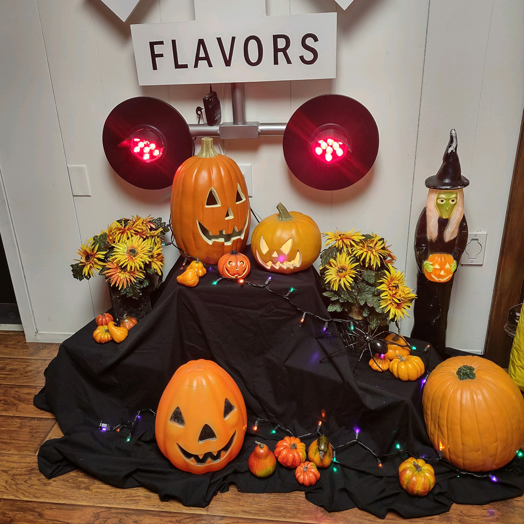 KernelsExpress's tweet image. It's looking like fall in our shop! Stop by to see the new decor and fall flavors we have on the shelves 🍂

 #gourmetpopcorn #popcorn #kernelspopcornexpress #caramelapples #caremelapple #fallflavors #falldessert #popcornshop #smallbusiness #shopsmallbusiness