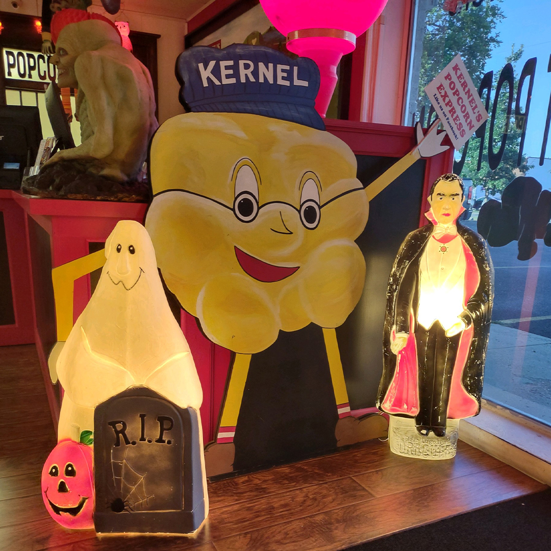 KernelsExpress's tweet image. It's looking like fall in our shop! Stop by to see the new decor and fall flavors we have on the shelves 🍂

 #gourmetpopcorn #popcorn #kernelspopcornexpress #caramelapples #caremelapple #fallflavors #falldessert #popcornshop #smallbusiness #shopsmallbusiness