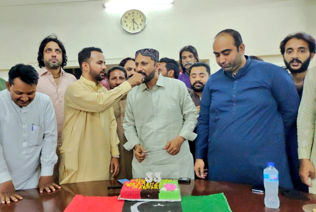 DanialAbroPPP's tweet photo. 33rd Birthday celebrations of Chairman PPP @BBhuttoZardari at Camp Office PS66 Hyderabad along with TicketHolderPS66 @AajizDhamrah , @GMShaah &amp; other workers of PPP PS66 https://t.co/ZdL07Mvpi3