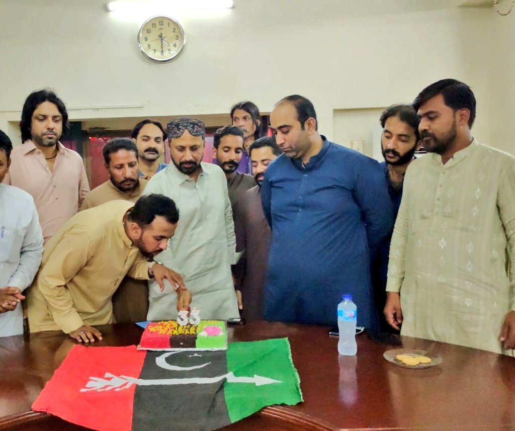 DanialAbroPPP's tweet photo. 33rd Birthday celebrations of Chairman PPP @BBhuttoZardari at Camp Office PS66 Hyderabad along with TicketHolderPS66 @AajizDhamrah , @GMShaah &amp; other workers of PPP PS66 https://t.co/ZdL07Mvpi3