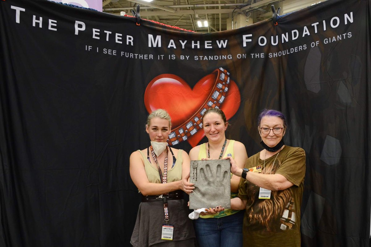 Congrats to Taylor Edwards for winning the raffle for the impression casting of Peter Mayhew's hand at #DallasFanExpo 

#ThePeterMayhewFoundation https://t.co/A6BxQH4pwa