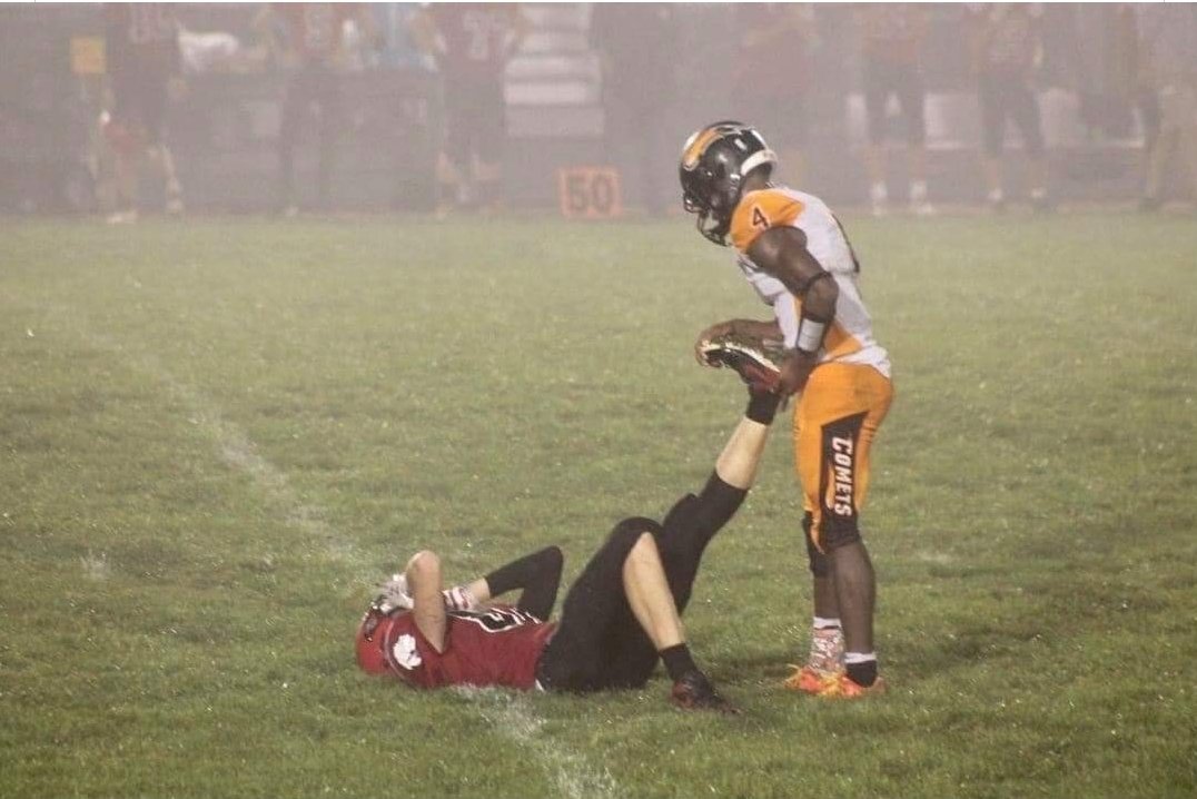 bullishrobr's tweet image. Iowa high school wide receiver Mario Hoefer stops to stretch opponent’s cramping leg last week. He was later quoted saying, “I know how he felt and I’m not about to just leave him here.” 
#G1Athlete #BeThe1
#ChangedMenChangeTheWorld