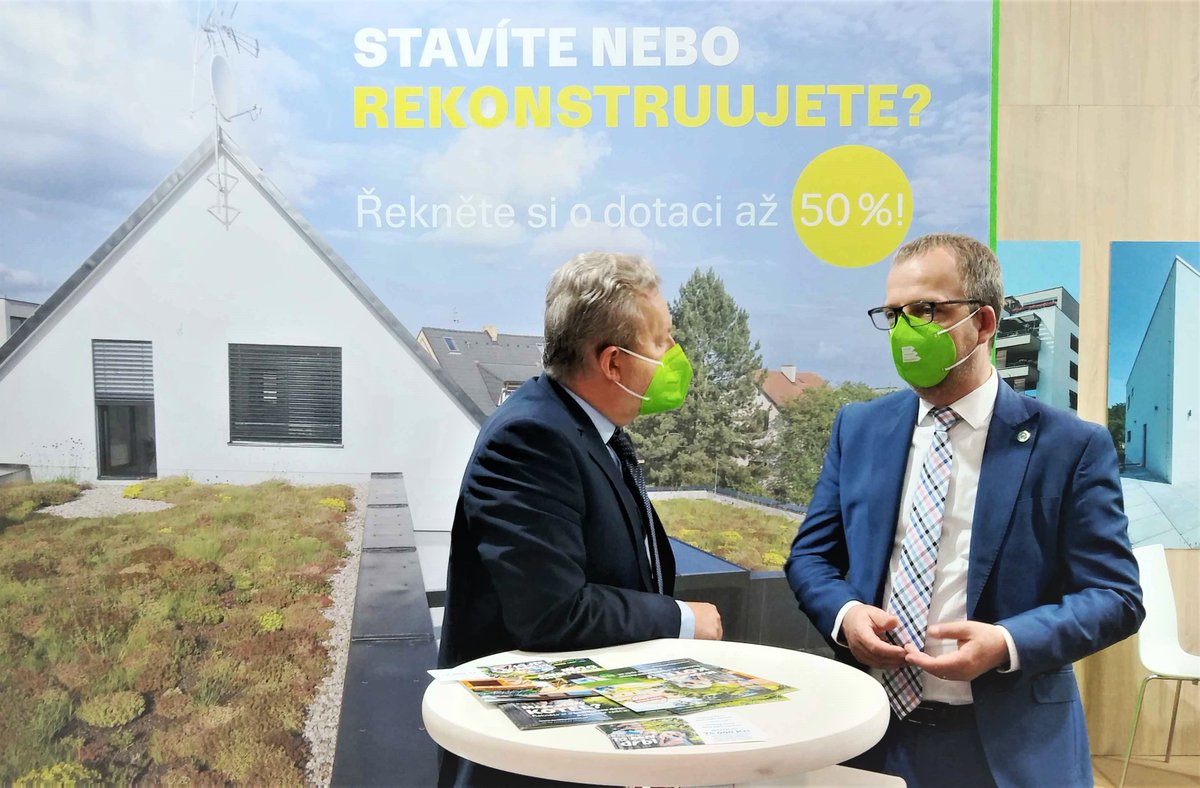 sfzp_cr's tweet photo. Právě začal veletrh #ForArch👍
Ministr #MŽP @RibraRichard a ředitel SFŽP ČR @ValdmanPetr představují novinky k nové etapě programu #Novazelenausporam. Vyhlášené výzvy nabídnou celkem 11 miliard korun z #NarodniPlanObnovy. Příjem žádostí od 12. října. Více▶️https://t.co/R3kggRZtKk https://t.co/ukyOzvzqWq